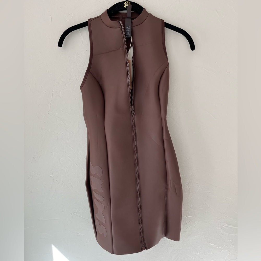 🤎SKIMS RUBBERIZED SCUBA SWIM MOCK NECK DRESS COVERUP COCOA XS - Picture 5 of 7